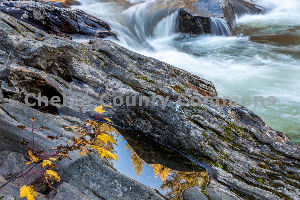 Watery Rocks, by Travis Knoop | Capture Wenatchee